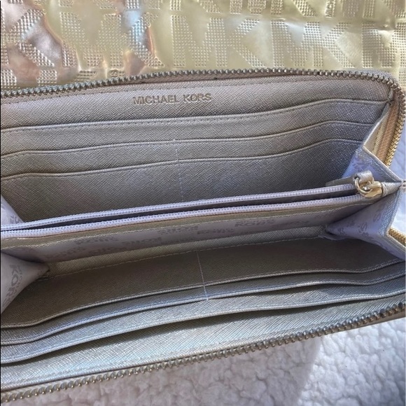 Micheal Kors tote and wallet - Picture 2 of 10